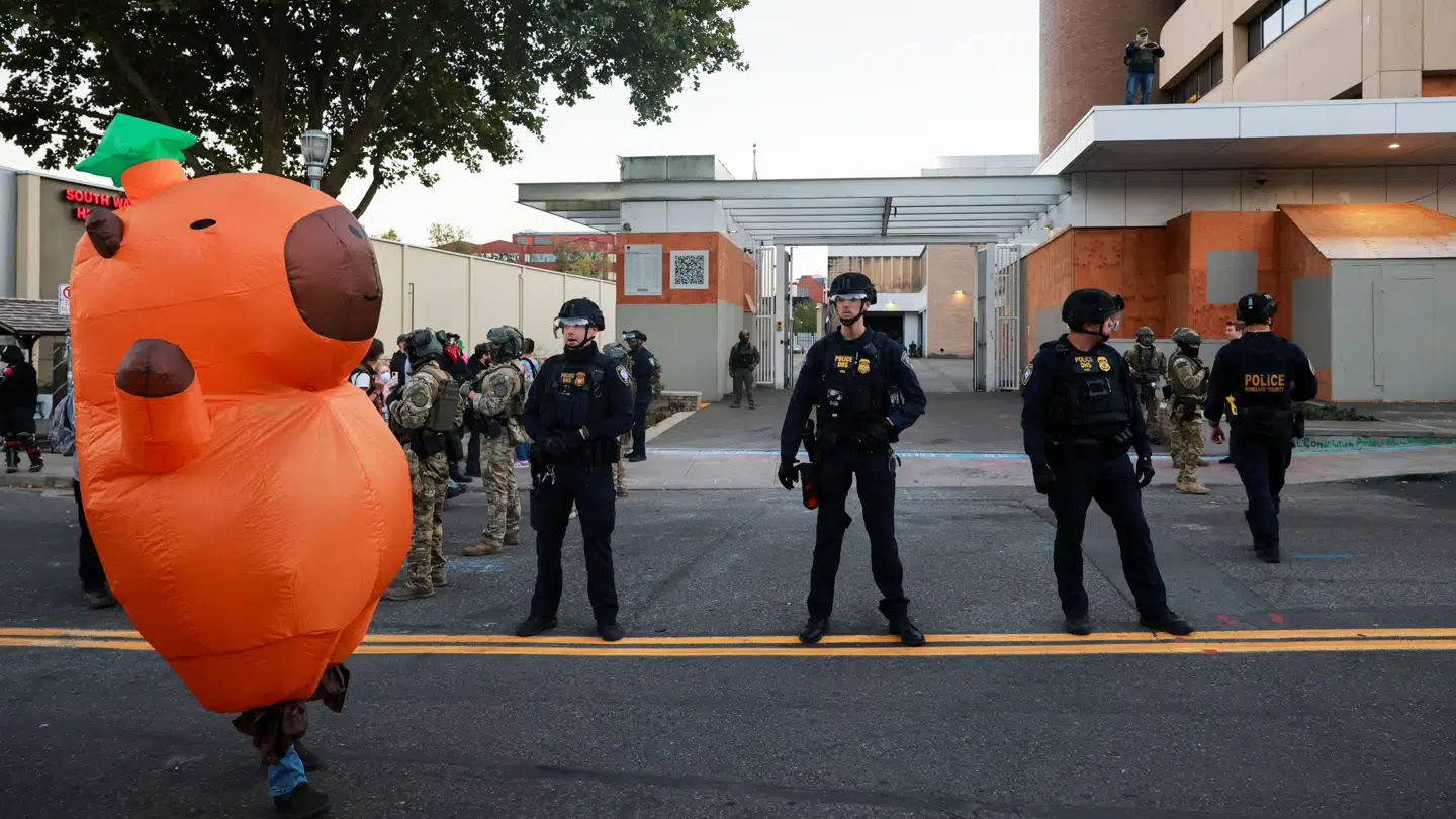 En demonstrant i et Kapivar-kostume foran immigrationsmyndighedernes hovedkvarter i Portland, Oregon.