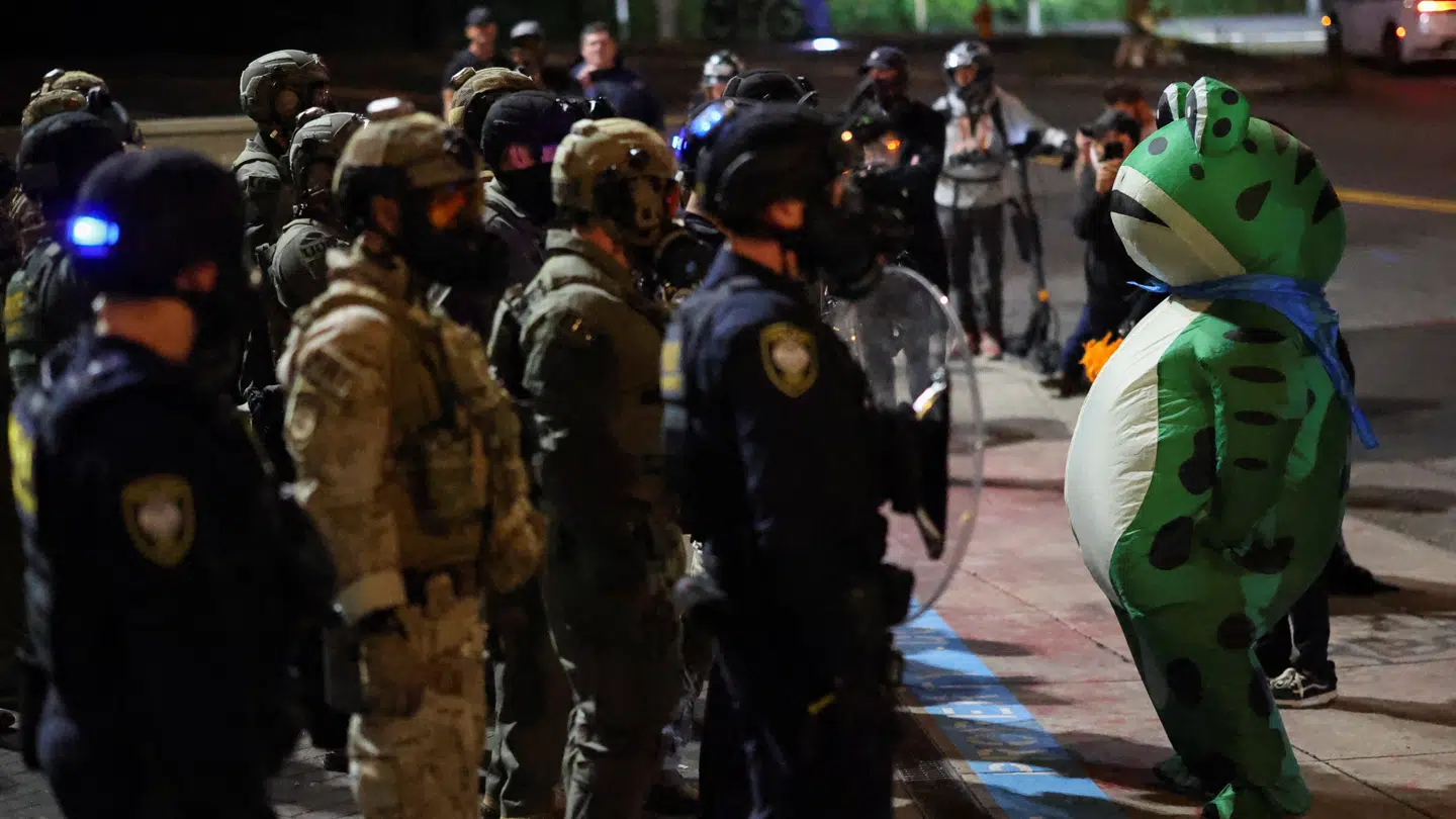 En person i et oppusteligt frøkostume i Portland, Oregon, 3. oktober.