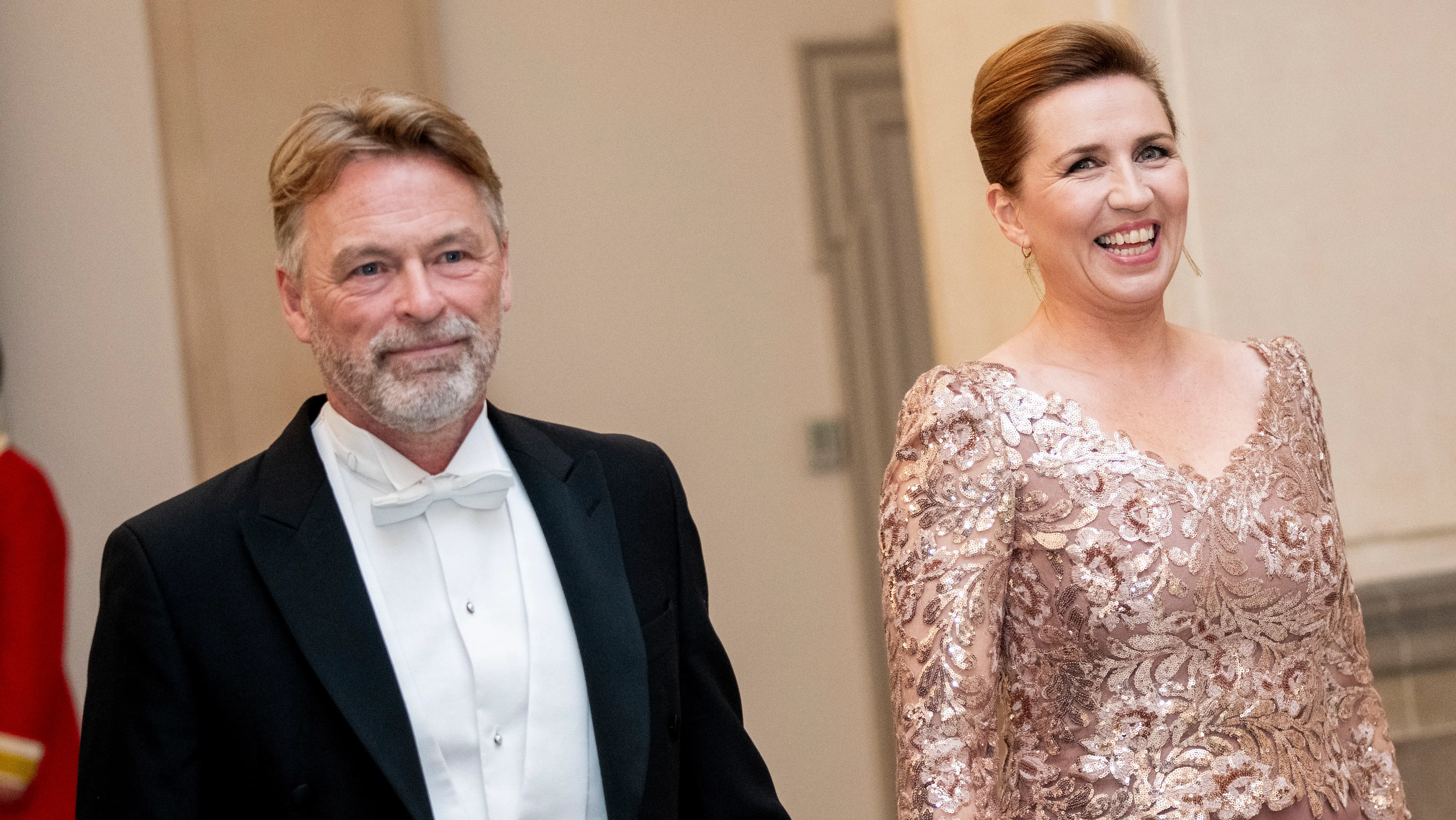 Kendt instruktør forsvarer nu Mette Frederiksens mand: Det er politiske drillerier