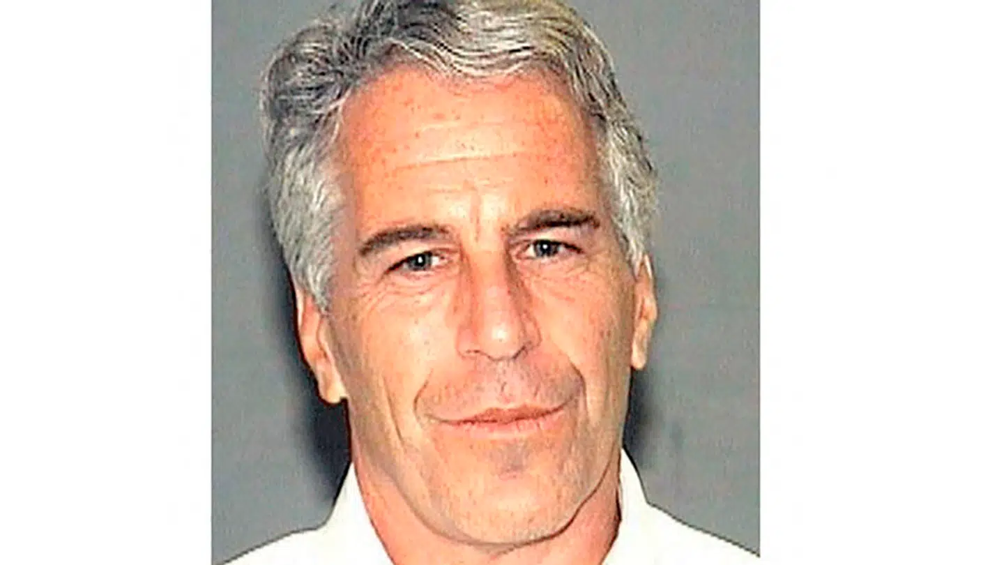 Jeffrey Epstein tilstod i 2008 at have betalt en mindreårig pige for seksuelle ydelser. I 2019 blev han varetægtsfængslet i en omfattende sag om påstået misbrug af mindreårige og menneskehandel. Han begik selvmord, mens han sad varetægtsfængslet i sagen.