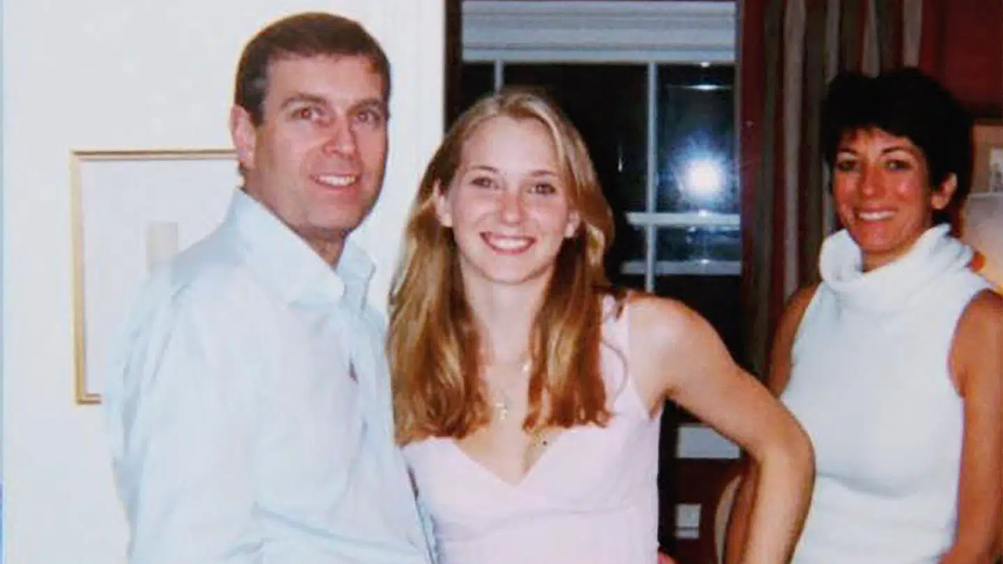 Her ses det omtalte billede af prins Andrew sammen med Virginia Giuffre og Chislaine Maxwell. Giuffre anklagede både Jeffrey Epstein og prins Andrew for seksuelle overgreb.