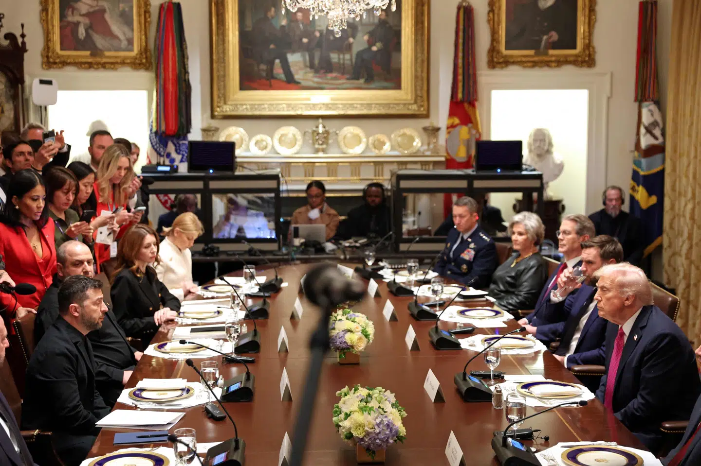 Flere journalister fik lov at stille spørgsmål til USA's præsident, Donald Trump, og den ukrainske præsident, Volodymyr Zelenskyj, inden de to indleder deres møde i Det Hvide Hus fredag aften dansk tid.