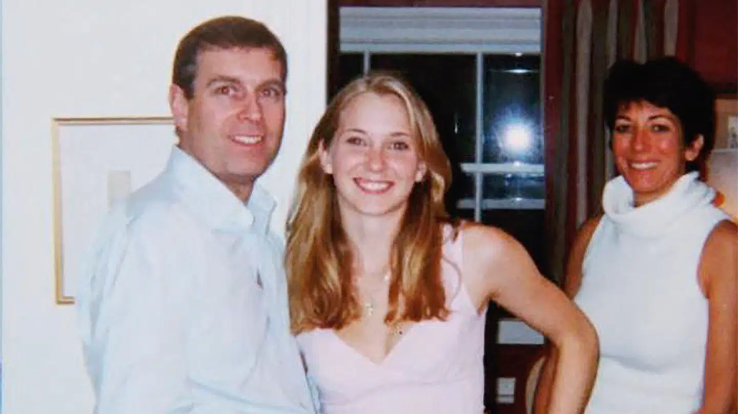 Her er det omtalte billede af Prins Andrew og Virginia Giuffre, som har anklaget både Epstein og prinsen for voldtægt.