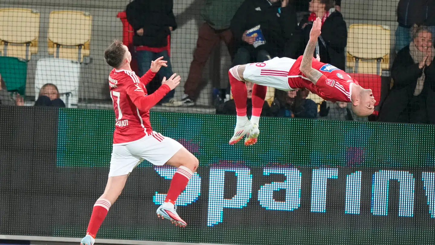 Bakiz fejrer sit mål på akrobatisk vis.