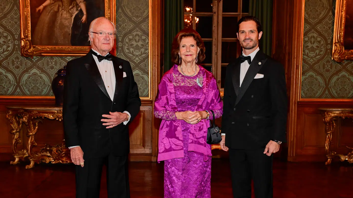 Kong Carl Gustaf og dronning Silvia med deres søn Carl Philip til dette års Sverigemiddag i Stockholm.