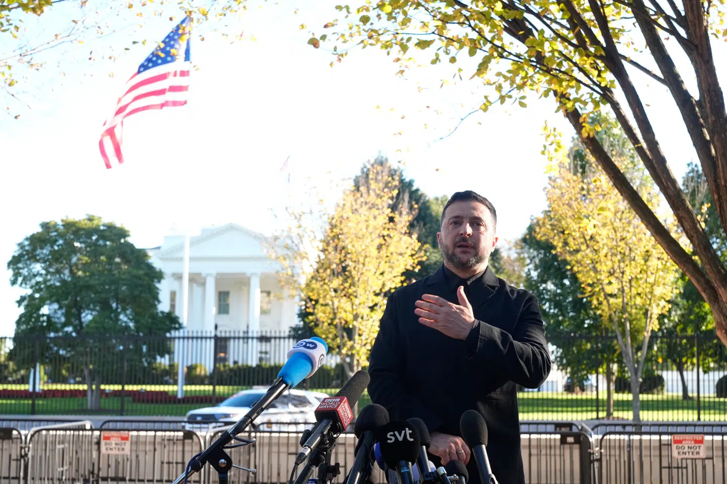 Ukraines præsident Volodomyr Zelenskyj møder pressen fredag efter mødet med Donald Trump i Det Hvide Hus.