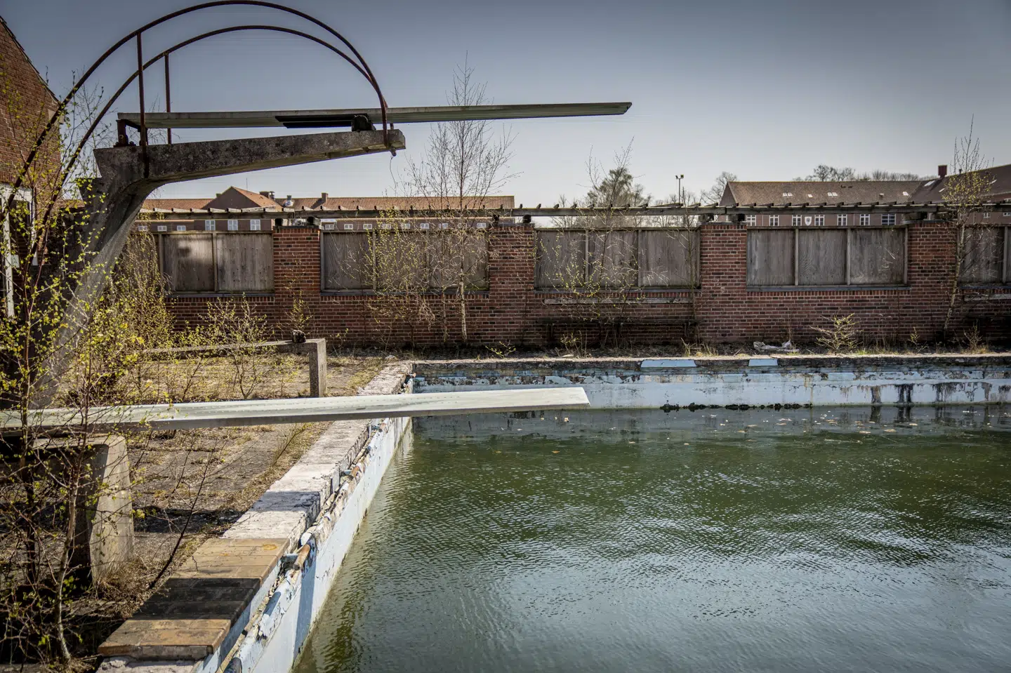 Allerede i 2023 blev det kendt, at landets kaserner er nedslidte. Et faldefærdigt og ubrugeligt svømmebad på Høvelte Kaserne ved Birkerød blev et billedet på det. Nedrivningen af det begyndte i oktober i år. (Arkivfoto).