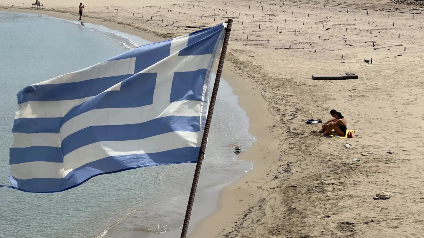 Det var i byen Lardos på øen Rhodos, at den lille britiske pige mistede livet. Her ses byens strand fotograferet i juli 2023 efter voldsomme skovbrande i området. (Arkivfoto)