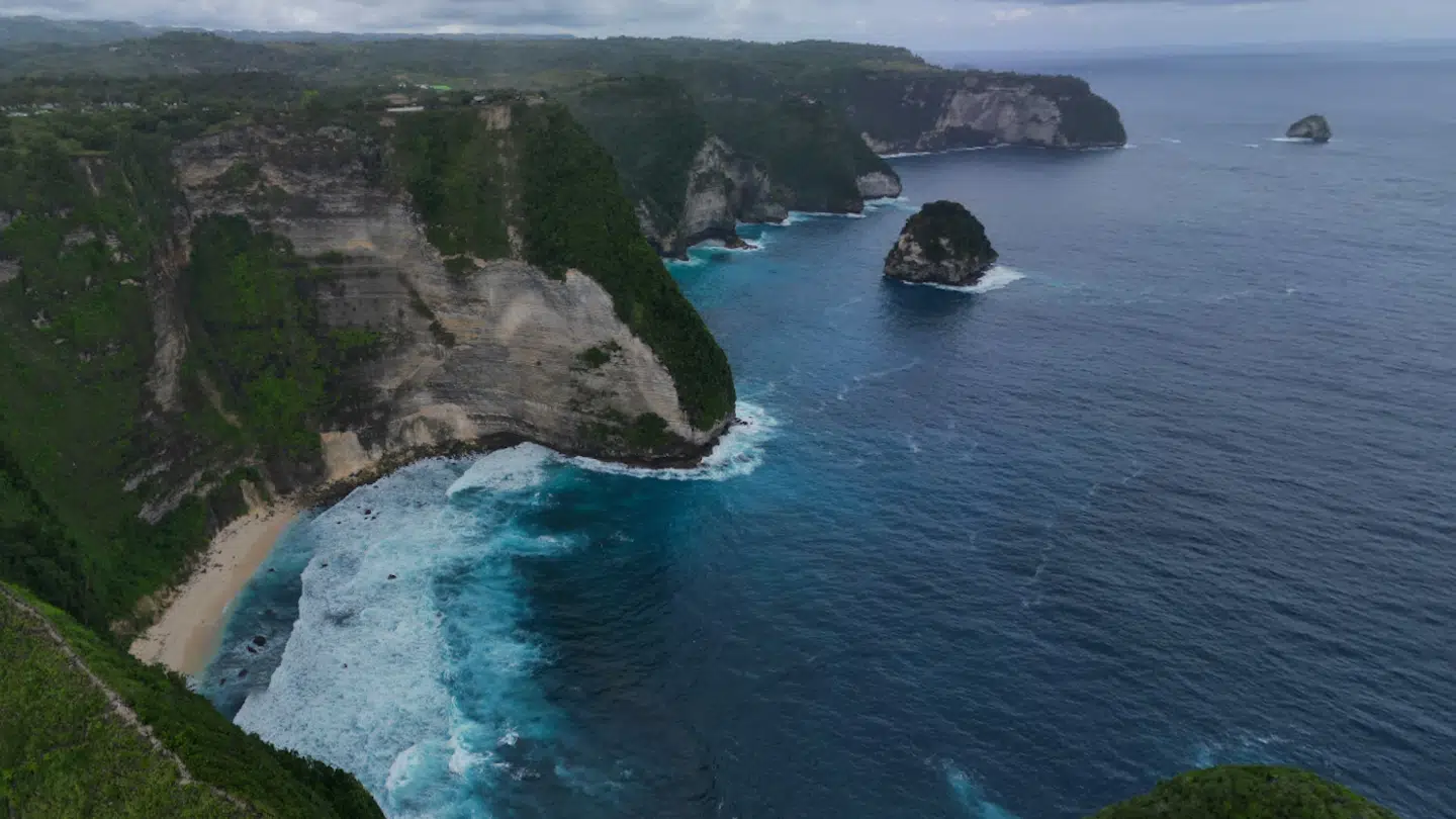 Turister, der rejser til Nusa Penida, opfordres til at respektere badeforbuddene, der gælder ved Kelingking Beach og Diamond Beach. Når monsunsæsonen begynder, kan der også blive indført midlertidige badeforbud på andre strande ved ekstremt vejr eller farlige tidevand.