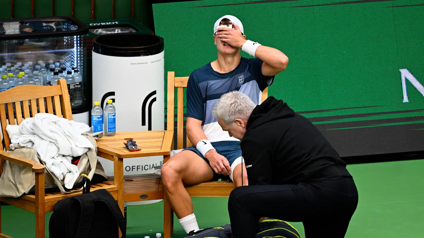 Selvom en overrevet akillessene ikke er ualmindeligt i tennissporten, så bliver det et længere genoptræningsforløb, som Holger Rune skal igennem, før han er tilbage igen, vurderer TV-læge.