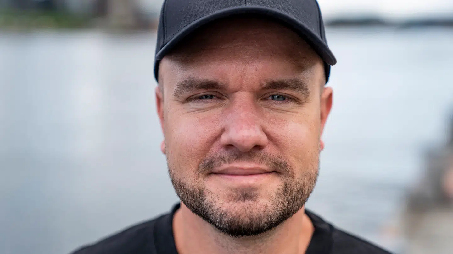 Anders Hemmingsen er selvbetitlet 'kæmpe fan' af Holger Rune, og han så til med skræk, da den danske tennisstjerne lørdag aften måtte trække sig fra semifinalen med en chokerende skade.
