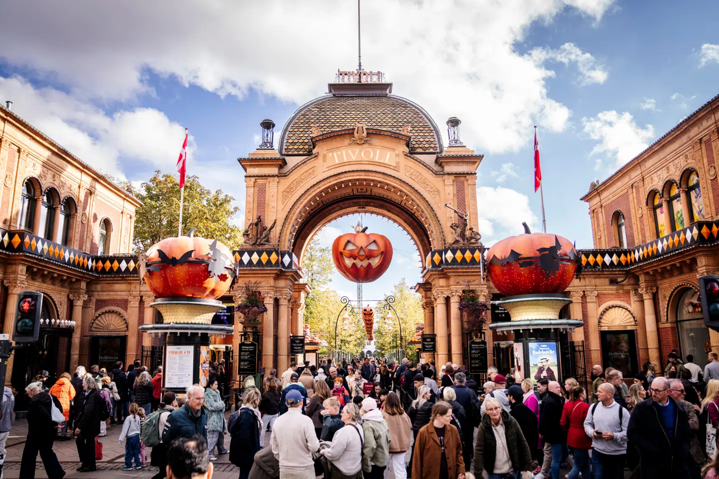 Tivoli holder forlænget Halloween-sæson for tiden, hvilken startede 3. oktober 2025. Nu er Katy Perry og Justin Trudeau blevet lokket dertil.