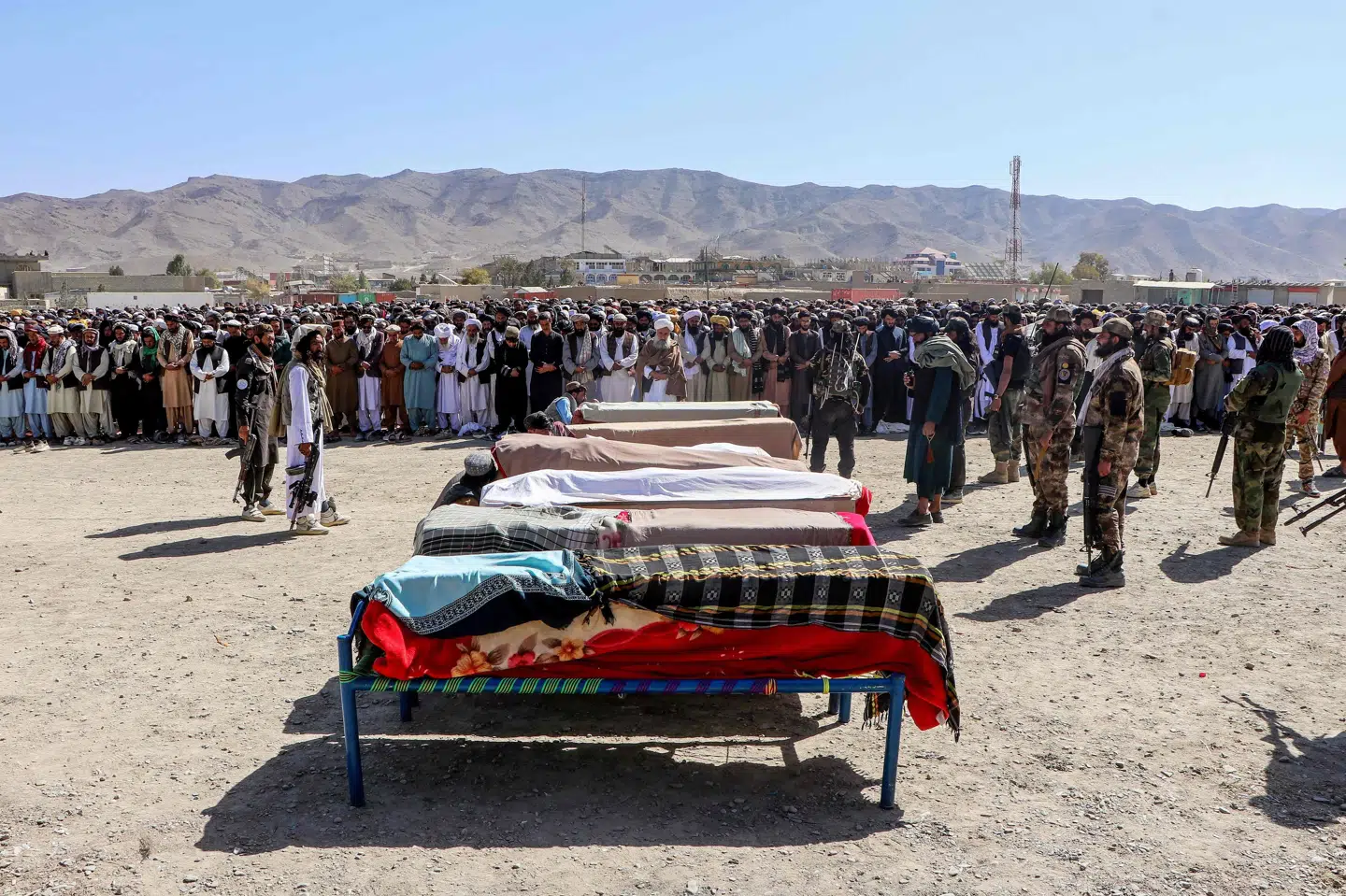 Både soldater og civile har de seneste uger mistet livet i forbindelse med angreb på begge sider af grænsen mellem Afghanistan og Pakistan. Billedet her er fra en begravelse i Afghanistan lørdag.