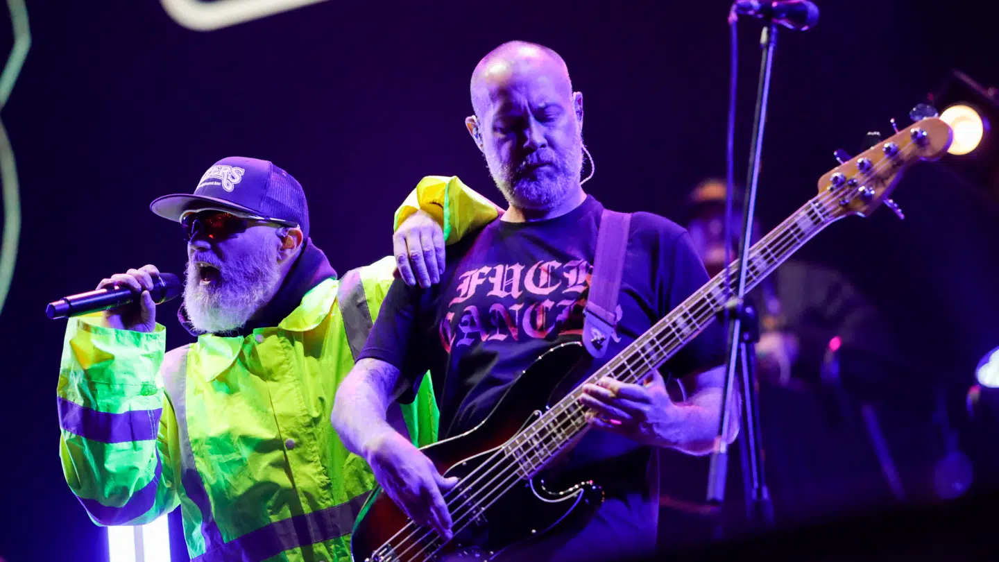 Sam Rivers (th.) på scenen med Limp Bizkit-forsanger Fred Durst (tv.). Rivers var bassist i bandet, men er nu død i en alder af 48 år.