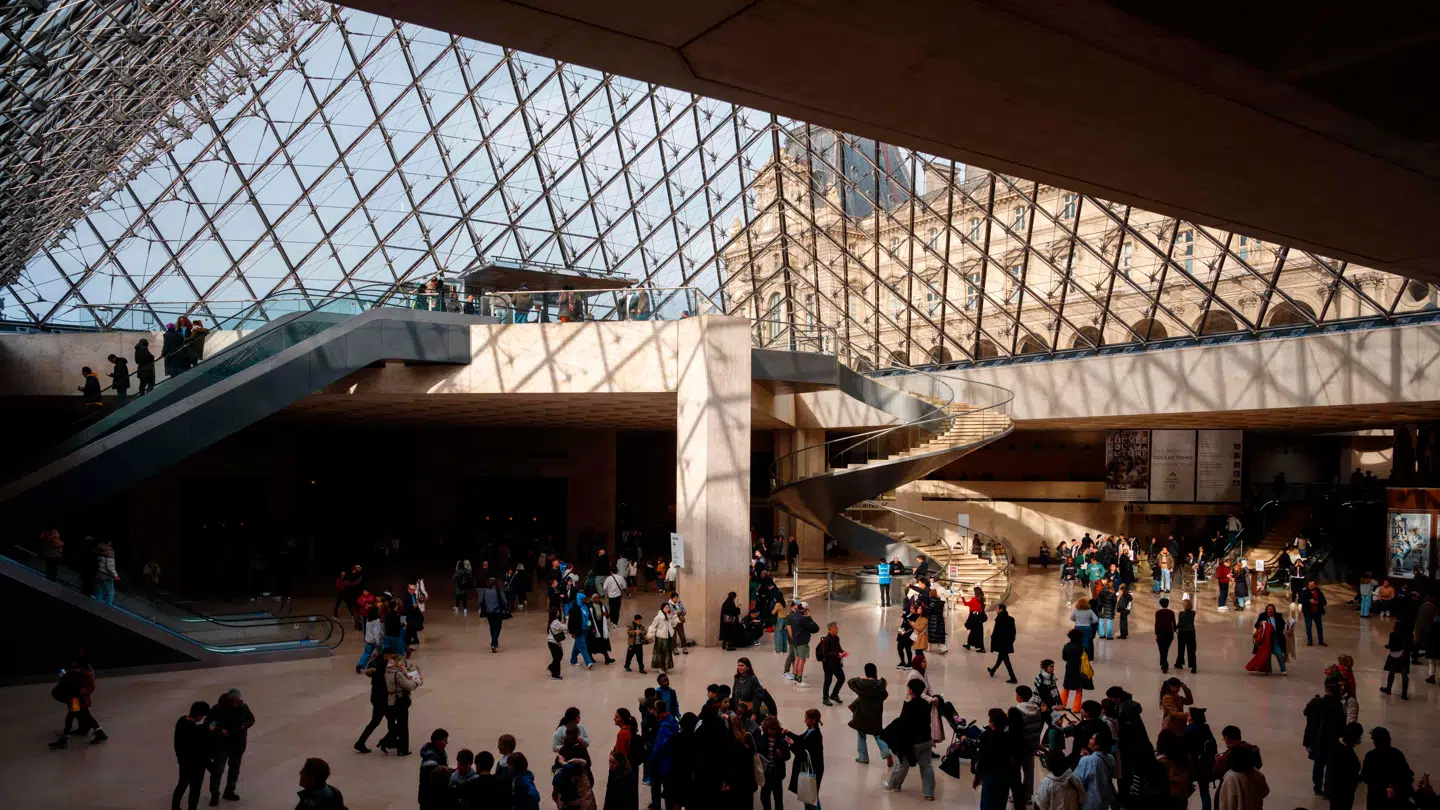 (Arkiv) Louvre-museet i Paris er søndag blevet udsat for et røveri.