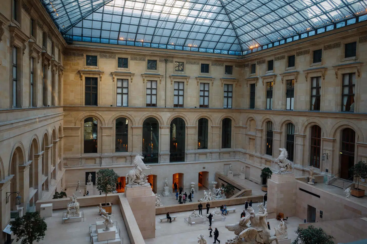 Normalt er der mange besøgende hos kunstmuseet Louvre i Paris, men søndag er museet lukket af "ekstraordinære årsager". Ifølge den franske kulturminister har der været et tyveri søndag morgen. (Arkivfoto).