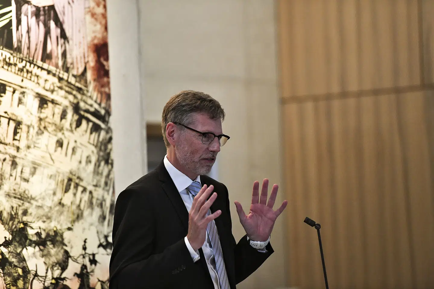 Direktør Mads Kähler Holst tager noter, når han læser om tyveriet på Louvre. (Arkivfoto).