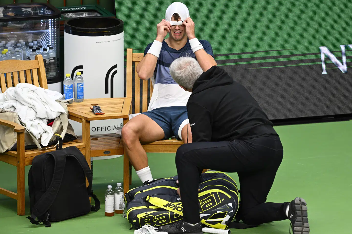 Holger Rune var foran med et sæt i semifinalen i Stockholm, da han måtte trække sig og forlade banen i tårer.