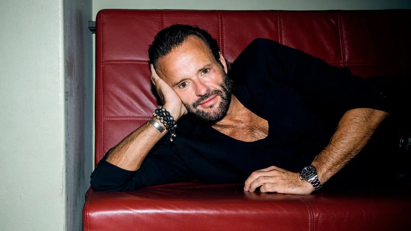 Den 62-årige kendisfrisør Dennis Knudsen vil arbejde mindre og i stedet blive forsørget af en rig, gammel mand eller kvinde, som han nu leder efter.