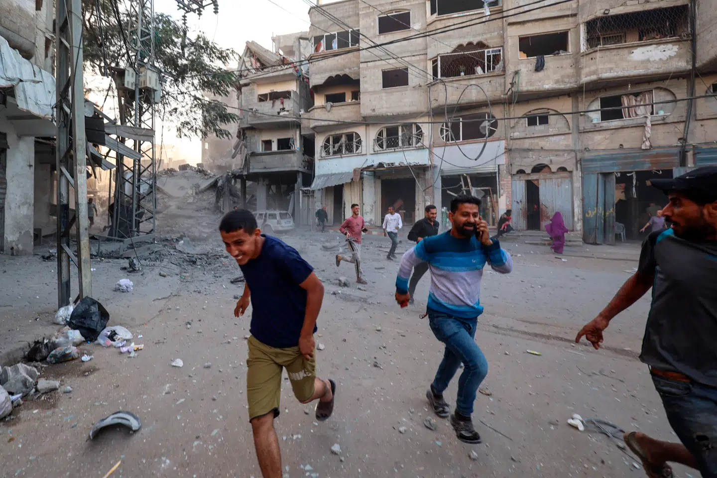 I alt blev 46 palæstinensere meldt dræbt efter israelske angreb mod både den nordlige og sydlige del af Gazastriben. Nogle timer før de israelske angreb mistede to israelske soldater livet, efter at Hamas-soldater åbnede ild mod dem.