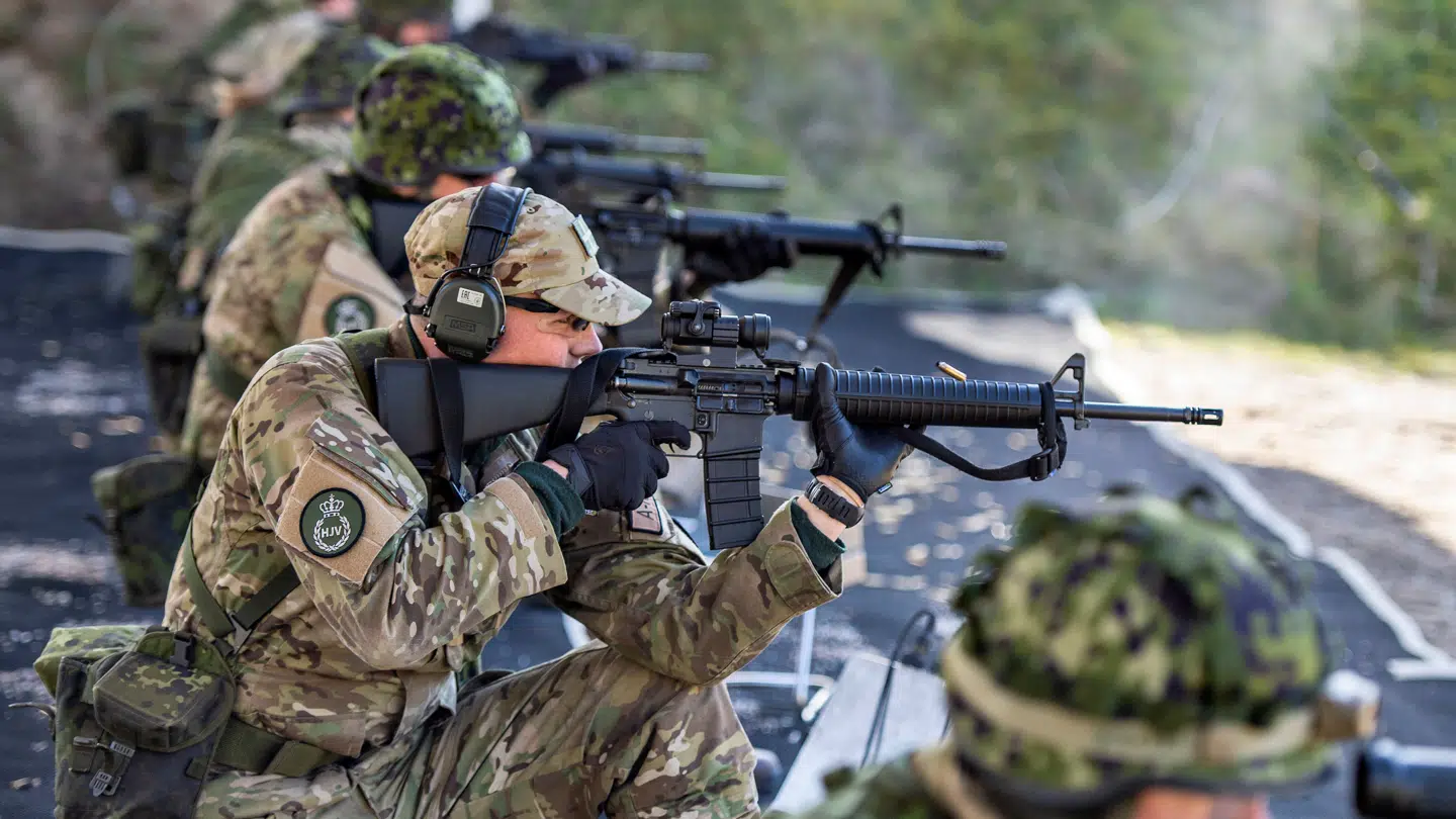 Danskerne har droppet deres tidligere 'etiske betænkeligheder' og investerer nu i våben og forsvar som aldrig før. Her ses Hjemmeværnskompagni Frederikshavn på skydeøvelse i 2019.