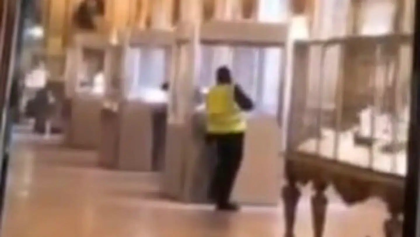 Dette er et skærmbillede fra en video, som florerer på de sociale medier. Her ses angiveligt en af gerningsmændene.