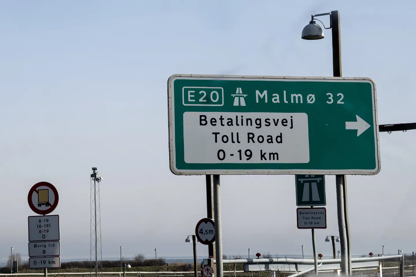 Fra mandag bliver det ikke muligt at køre fra Øresundsmotorvejen på afkørsel 16, Lufthavn Ø/Kastrup. Trafikanter skal køre af ved afkørsel 17, hvis de ikke vil til Sverige. (Arkivfoto).