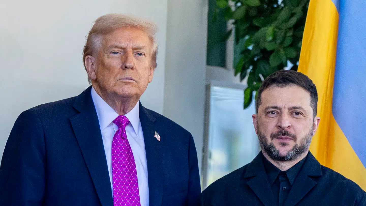 Donald Trump og Volodymyr Zelenskyj fotograferet ved den ukrainske præsidents ankomst til Det Hvide Hus, hvor fredag holdt møde med Trump.