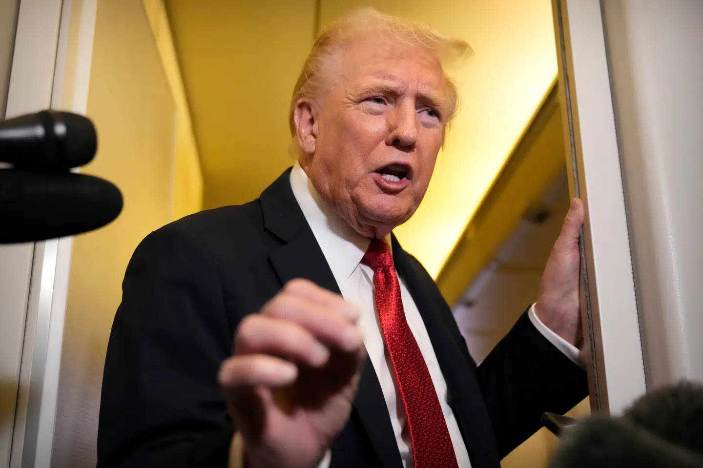 Trump taler med journalister om bord på præsidentflyet Air Force One søndag lokal tid.