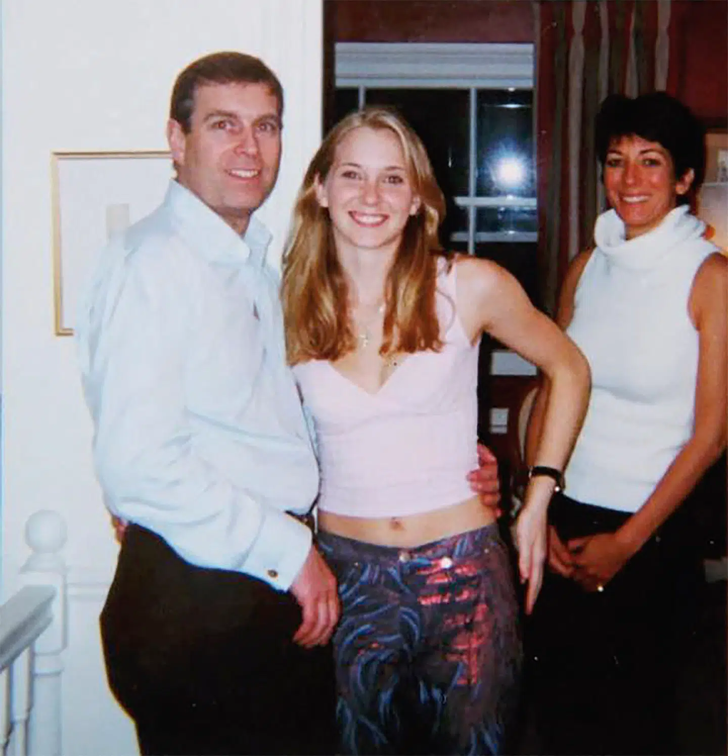 Fotoet af en yngre prins Andrew, en dengang 17-årig Virginia Giuffre og Ghislaine Maxwell, som første gang blev delt med offentligheden tilbage i 2021.