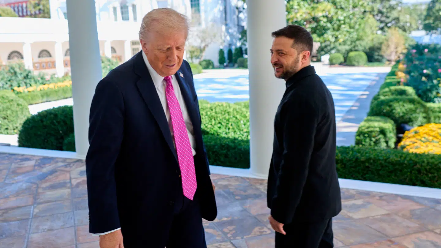 Der var smil og god stemningen i de indledende faser af mødet fredag mellem Donald Trump og Volodymyr Zelenskyj. Det skulle dog ændre sig.