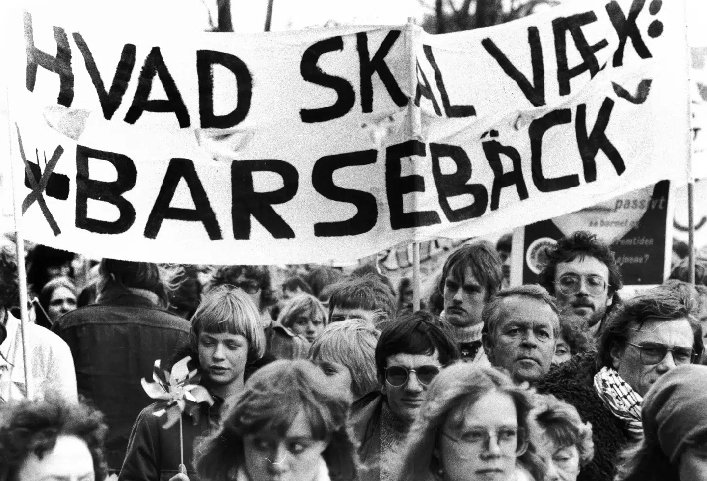 Arkivfoto: Tusinder demonstrerede på pladsen foran Christiansborg. Der var både kendte og ukendte i skaren. Her ses blandt andet kapelmester Svend Asmussen (anden række til højre), det tilsluttede sig et af OOA-slagordene, »Hvad skal væk – Barsebäck.».