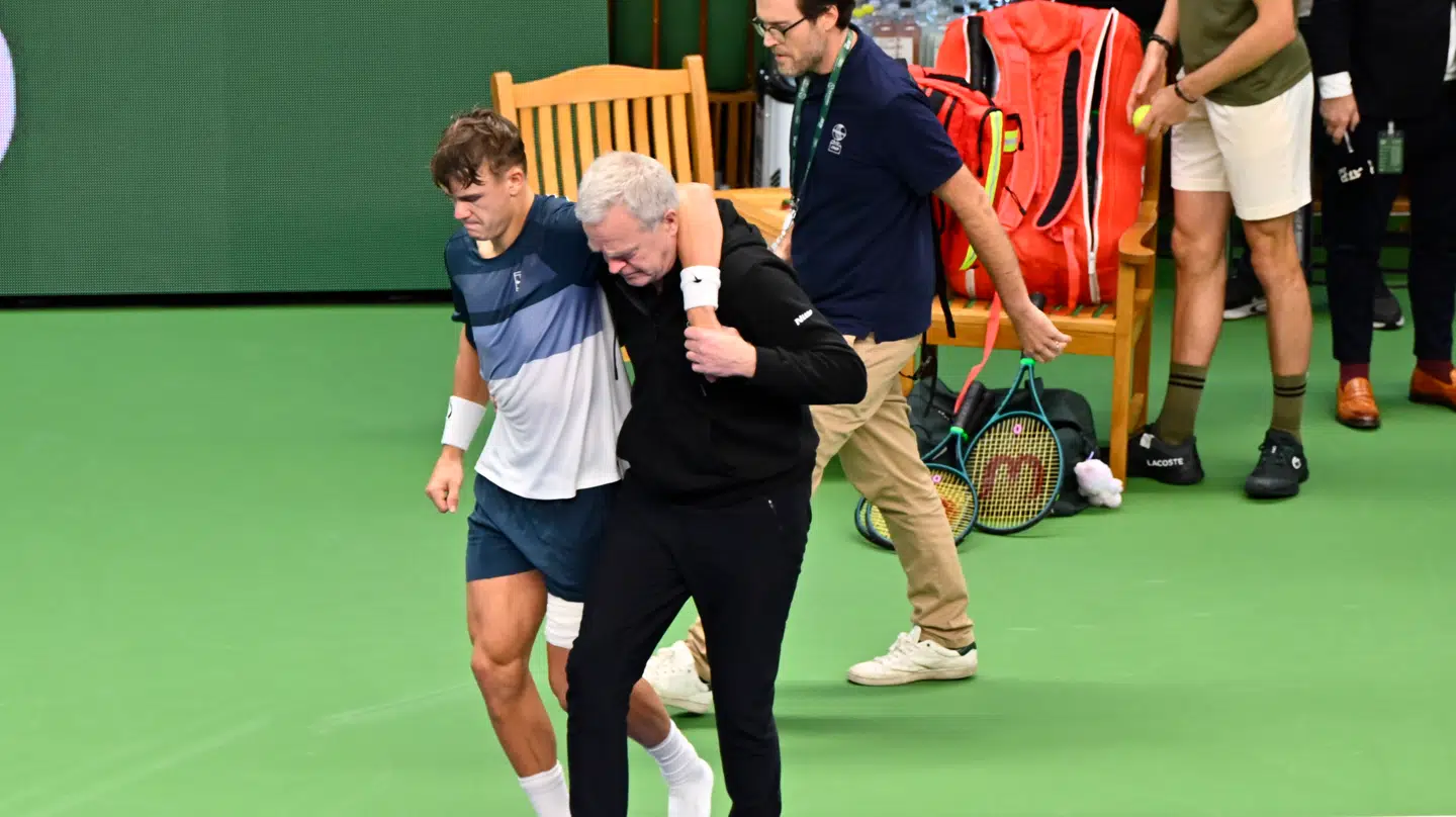 Holger Rune måtte hjælpes fra banen.