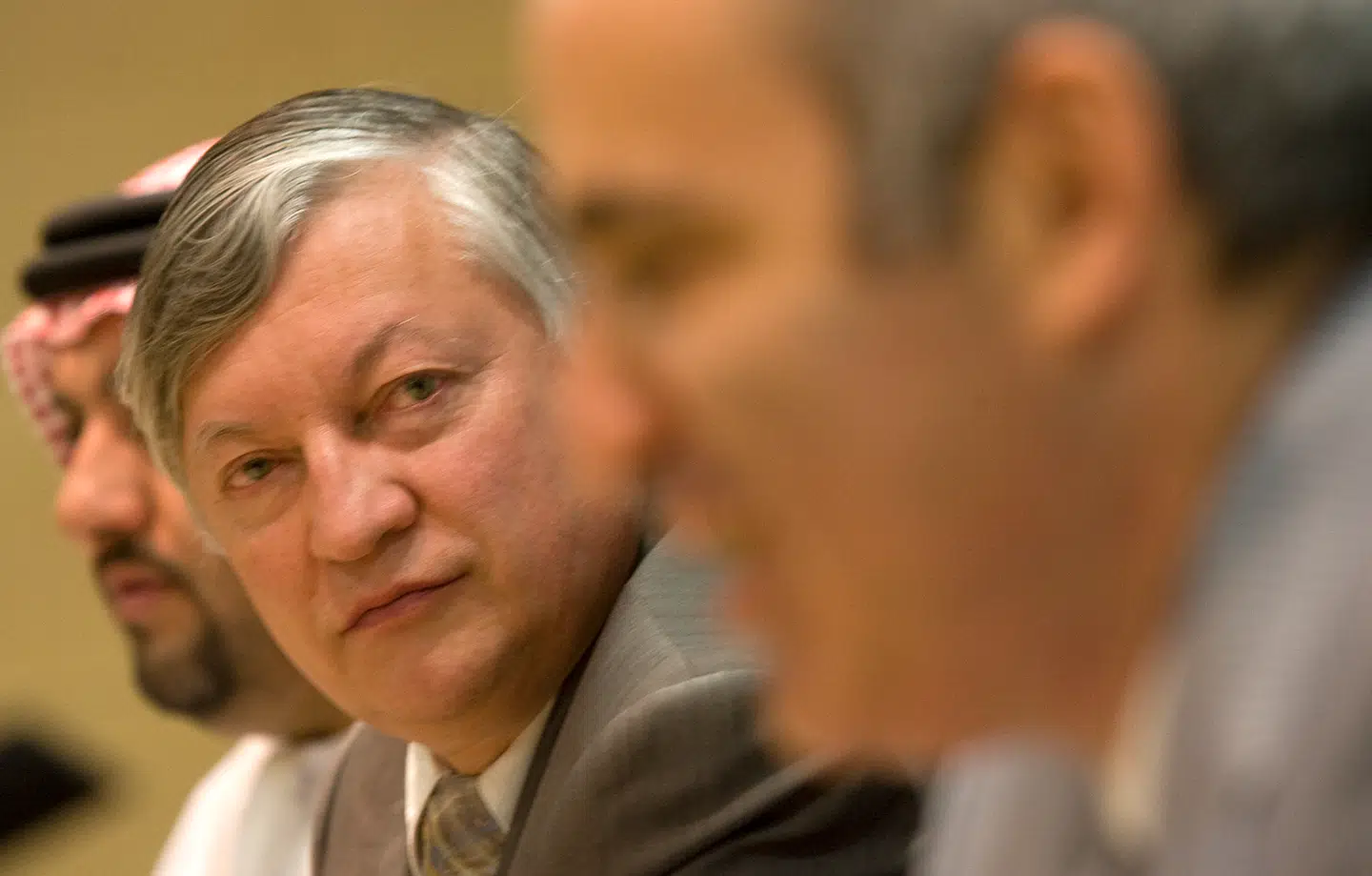 Her ses to af verdensstjerne Garry Kasparov og Anatoly Karpov under en konference