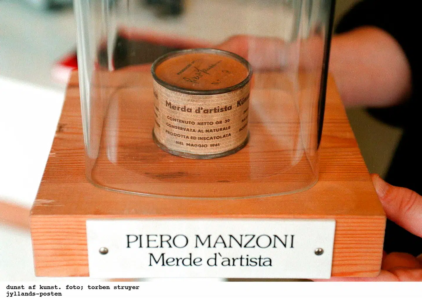 Michael Böss nævner Piero Manzoni, som bl.a. er kendt for værket »Merda d'artista«, der er kunstnerens afføring på dåse, som en form for kunst, der er svær at formidle.