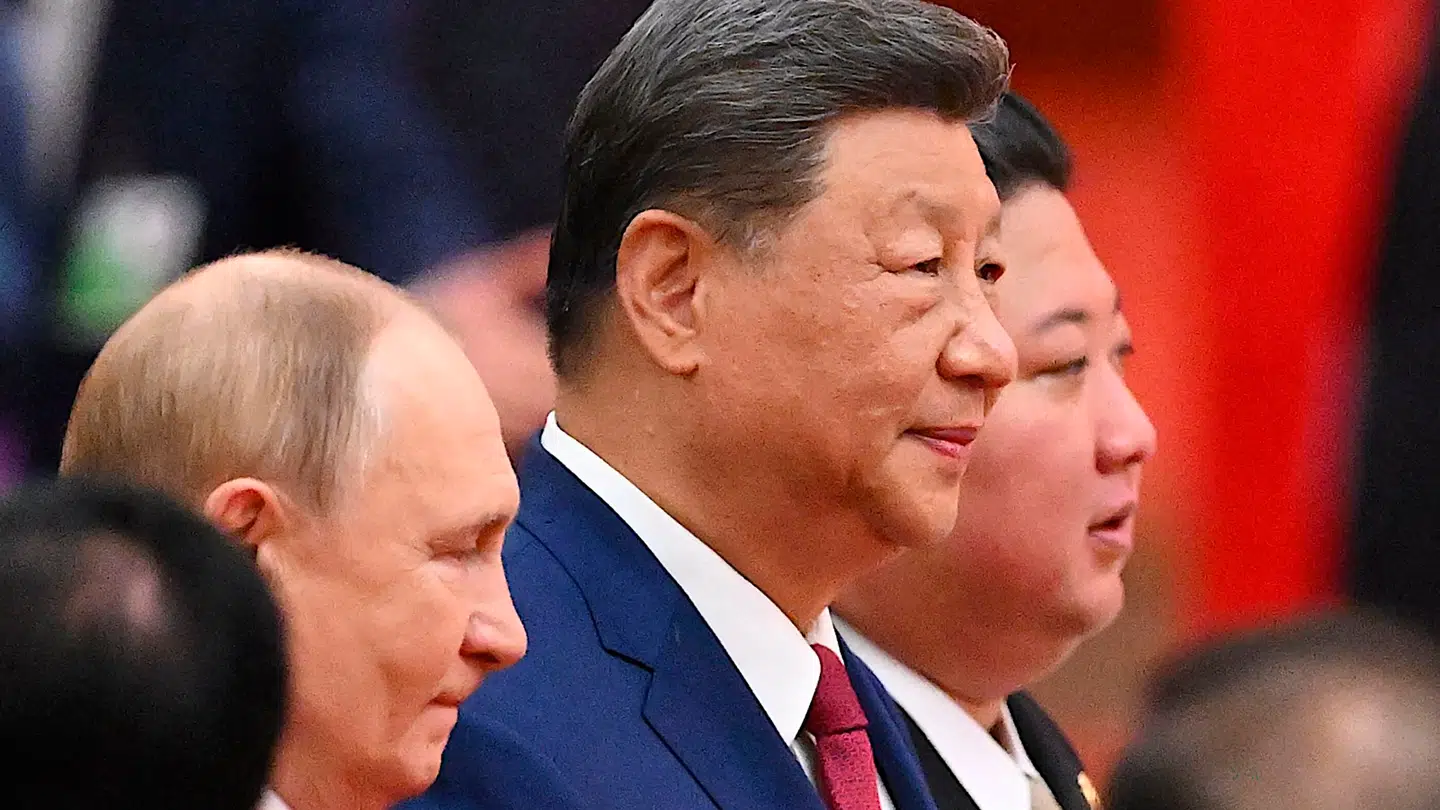 Ruslands præsident, Vladimir Putin (tv), Kinas præsident, Xi Jinping (midt) og Nordkoreas præsident, Kim Jong-un, ved en militærparade i Beijing tidligere på året. Både Xi og Kim støtter Ruslands kom mod Ukraine.