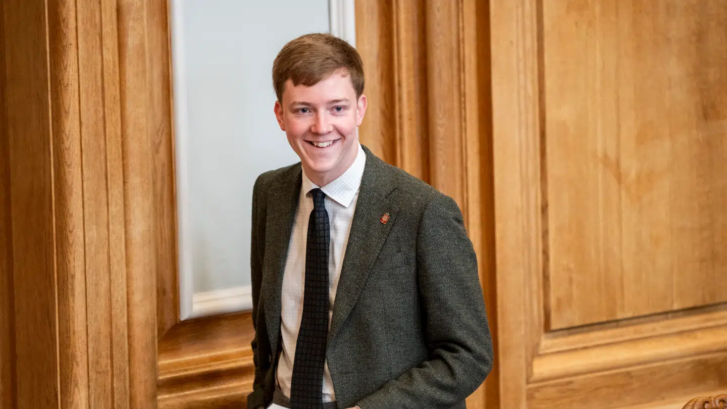 Dansk Folkepartis Mikkel Bjørn vil fjerne udenlandske statsborgeres ret til at stemme ved lokalvalg i Danmark. Mandag debatterede han forslaget med den tidligere SF'er og generalsekretær for brobyggerne, Özlem Cekic.