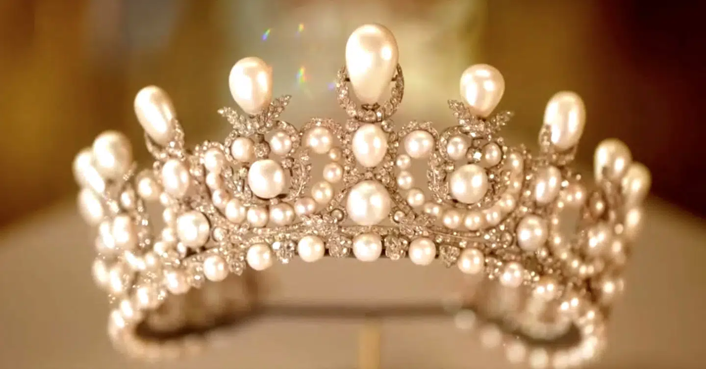 Denne tiara, som blev båret af den sidste franske kejserinde Eugéne, blev stjålet ifm. kuppet i Louvre.