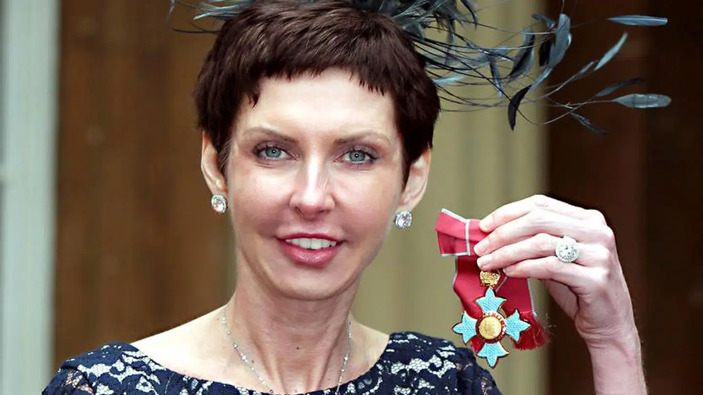 Denise Coates blev tildelt ridderordenen i 2012. Her fotograferet i denne forbindelse.