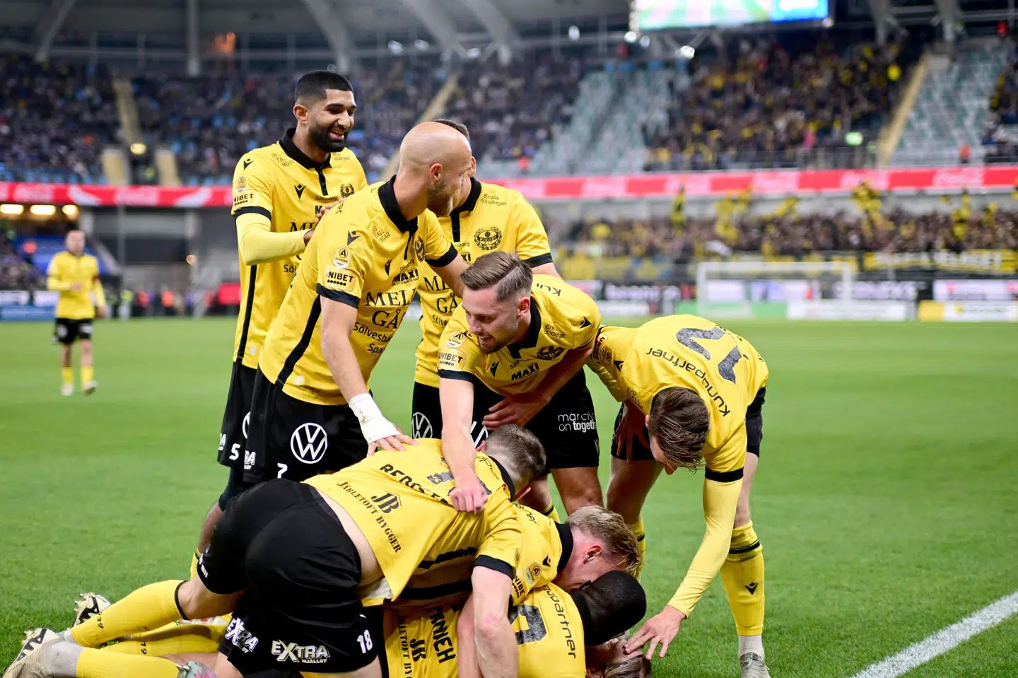Mjällby-spillerne jubler over 2-0-scoringen mandag aften. Yderst til venstre er det den dansk-pakistanske forsvarsspiller Abdullah Iqbal, der indtil sommeren 2024 spillede 1. divisionsfodbold i B93.