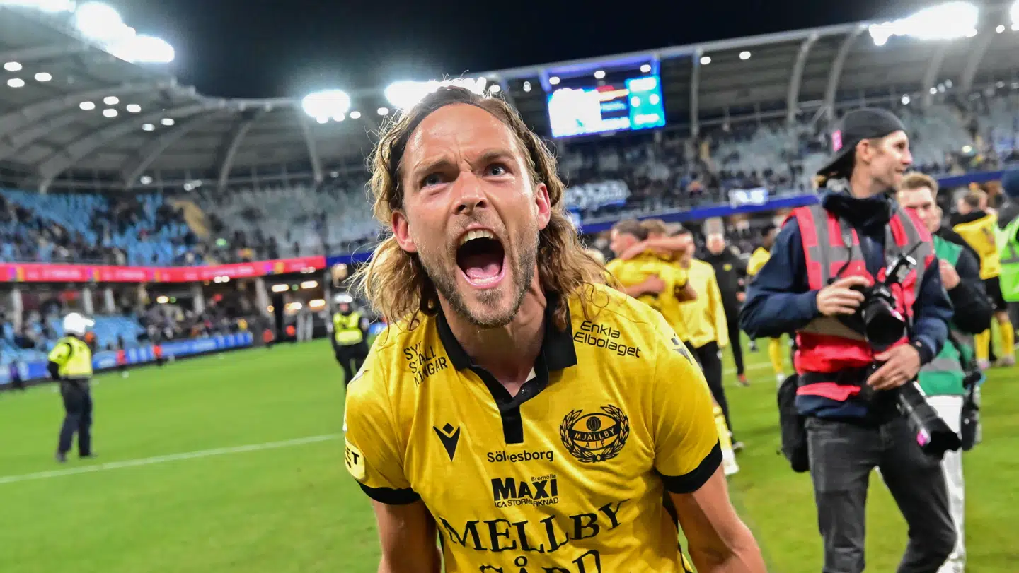 Mjällby-spilleren Tom Pettersson skriger jublen ud efter Mjällbys 2-0-sejr i Göteborg.