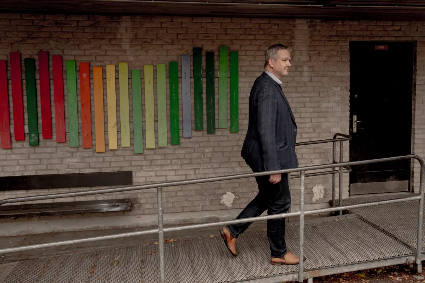 Joachim Kjølberg er skoleleder på Brøndbyvester skole. Og han er så vidt vides den skoleleder i Danmark, der oftest bortviser elever. 56 gange på et halvt år er en elev sendt hjem fra hans skole.