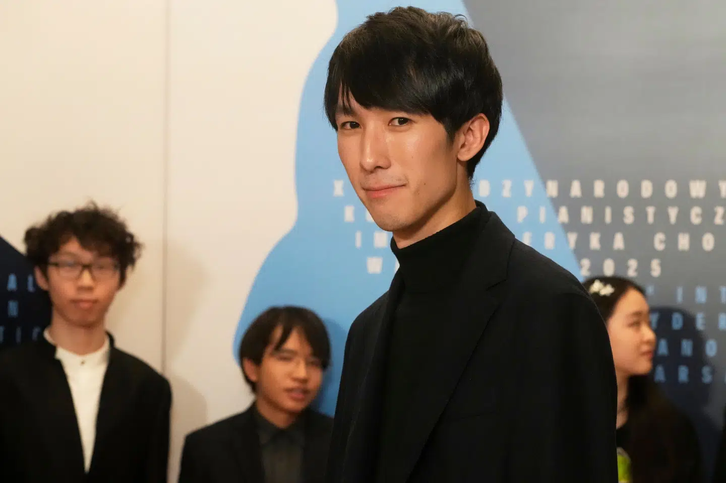 Eric Lu fra USA stiller op foran fotograferne, efter at han er blevet præsenteret som vinderen af den 19. internationale Chopin-konkurrence i Polen.