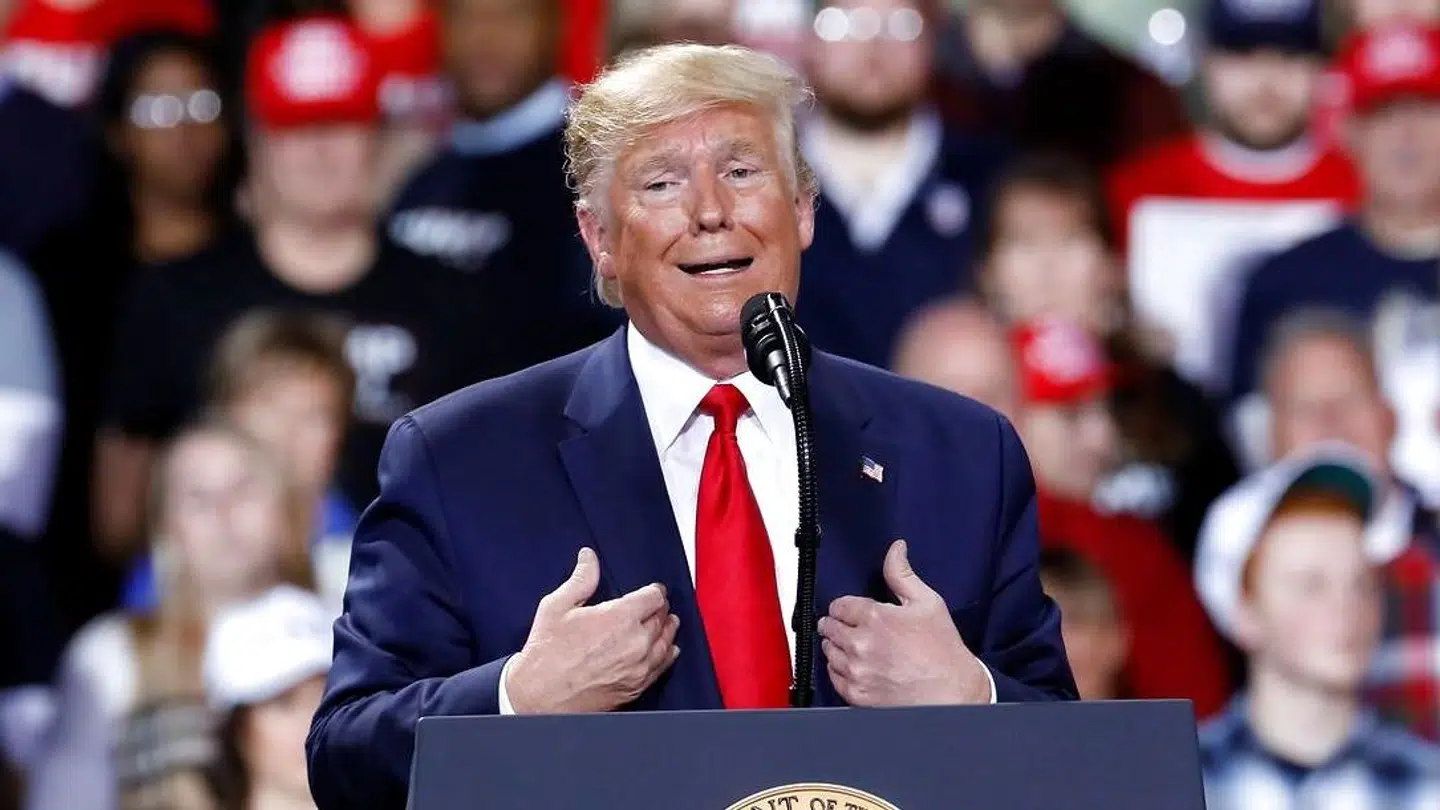 Trump modtog besked om, at han skal stilles for en rigsret, mens han talte på et vælgermøde i Michigan.