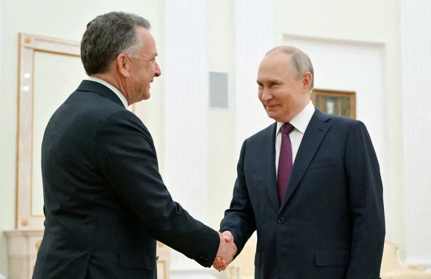 Vladimir Putin hilser på Steve Witkoff under et møde i Moskva 25. april.