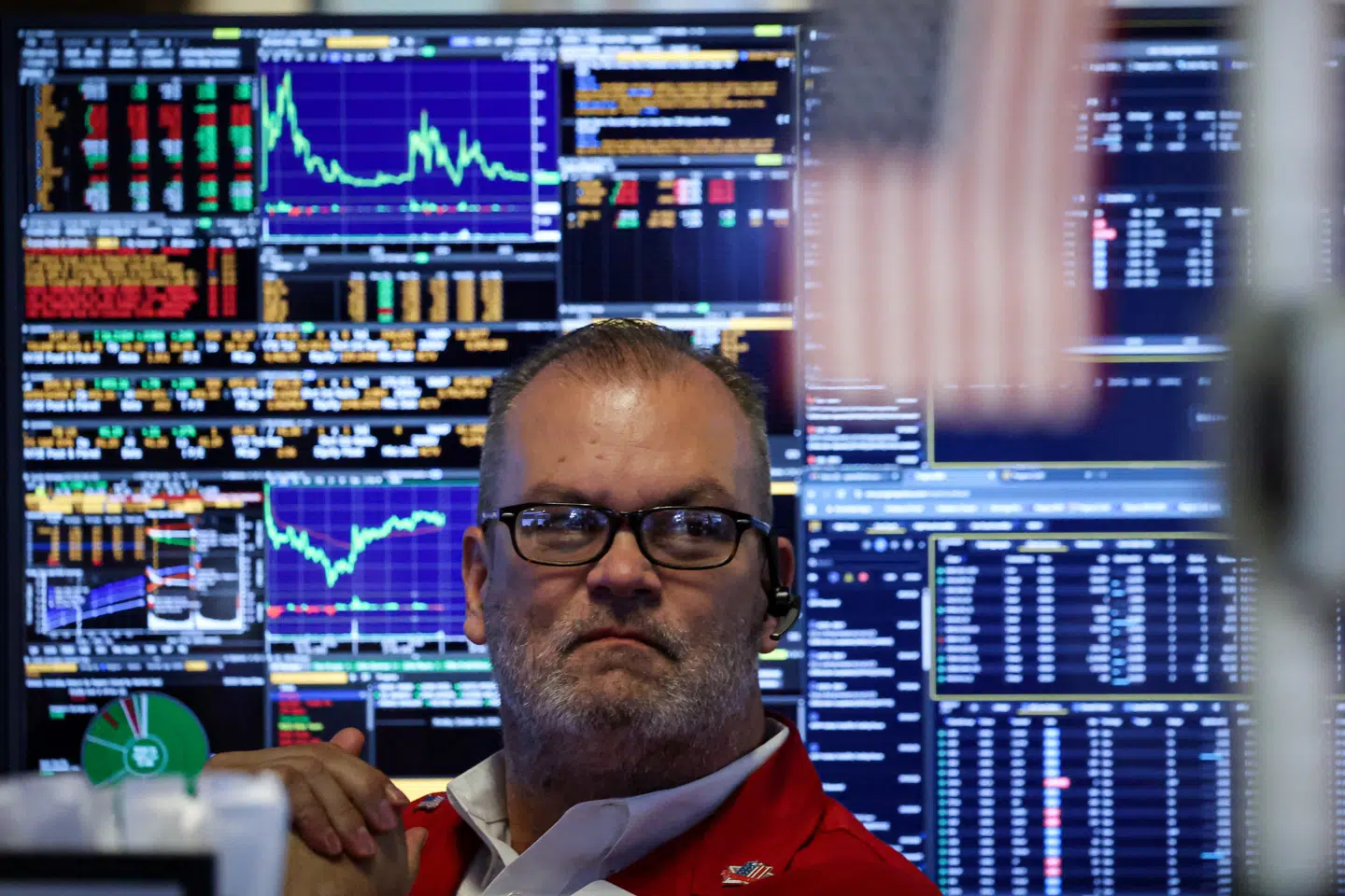 En »tanketom robot« har skabt en aktieboble, der vokser minut for minut, siger kendt investor. Her følger en aktiehandler kurserne på Wall Street i USA.