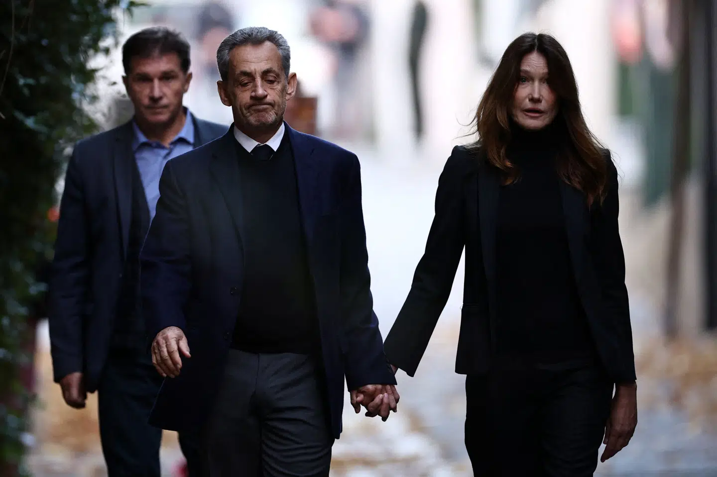 Frankrigs tidligere præsident Nicolas Sarkozy forlader sit hjem med hustruen Carla Bruni på dagen, hvor han skal begynde sin fængselsstraf i La Santé-fængslet i Paris.