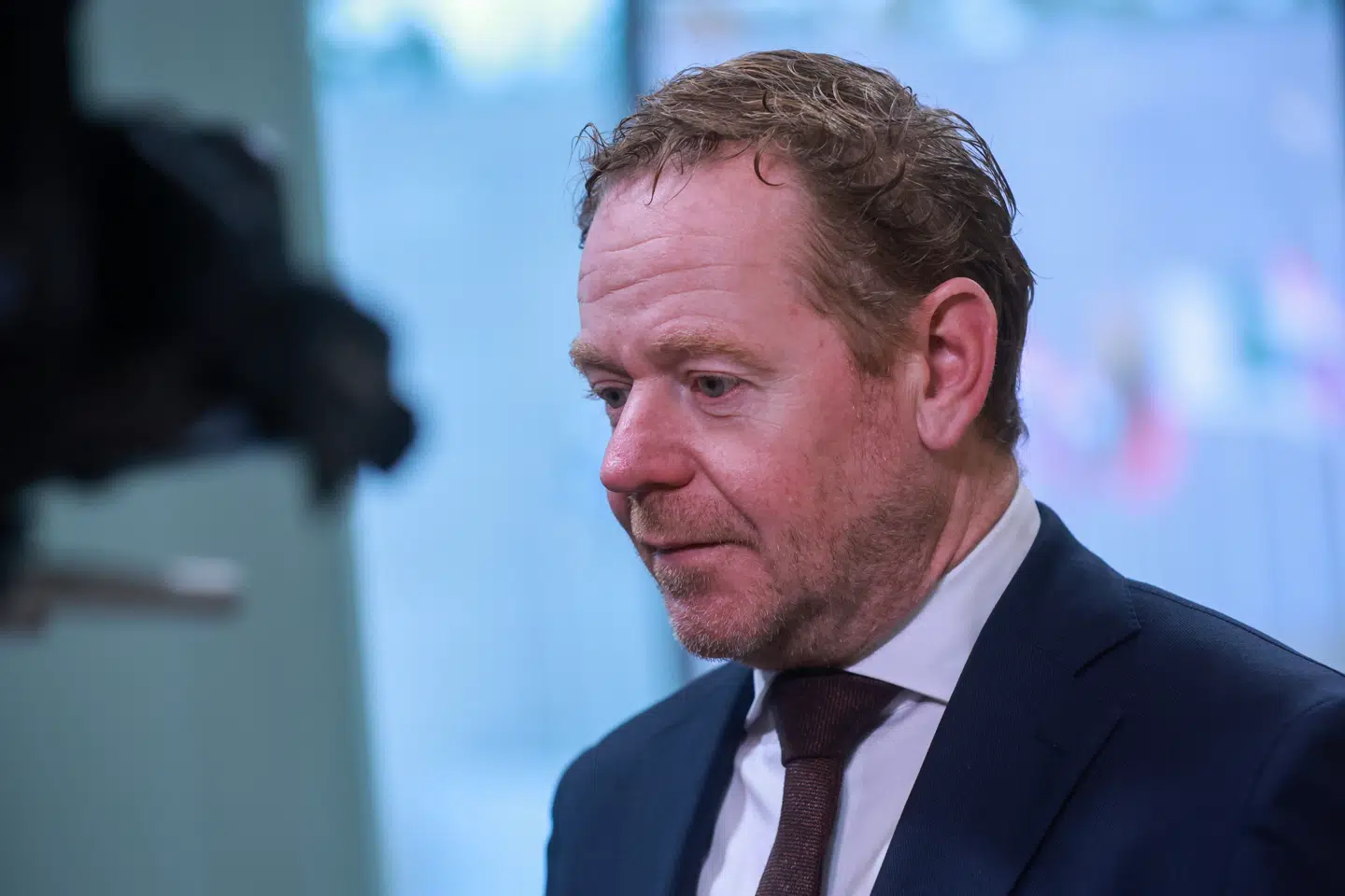 Hollands udenrigsminister, David van Weel, mener, at for mange asylansøgere bliver i Holland, efter at deres ansøgninger er blevet afvist. Holland bliver det andet land, der sender migranter uden for EU – Italien sender i øjeblikket afviste asylansøgere til en facilitet i Albanien.