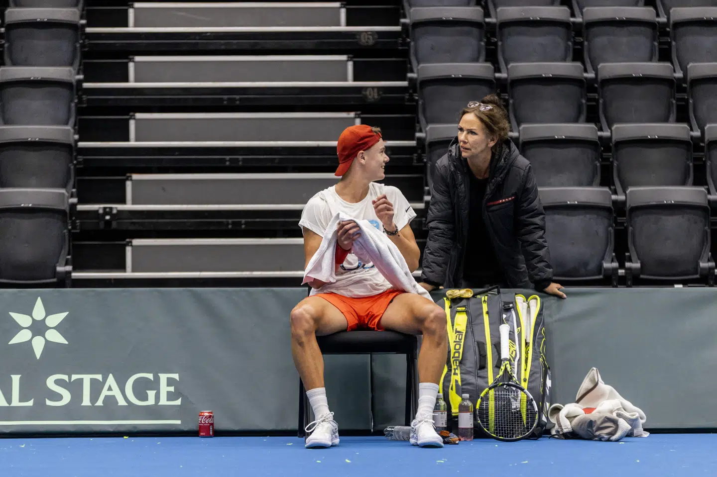 Holger Rune ses her sammen med sin mor og manager, Aneke Rune, ved en Davis Cup-træning i Hillerød i 2023.