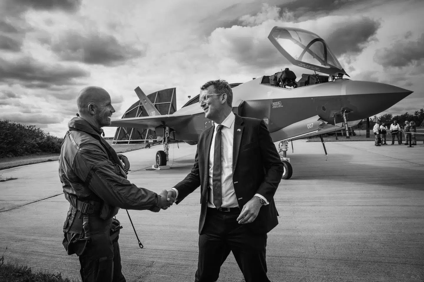 Forsvarsminister Troels Lund Poulsen hilser på F-35-piloten med kaldenavnet PLA, der fløj det første F-35-fly L-007 til Danmark.